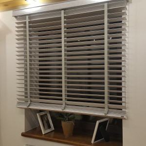 Żaluzja drewniana 50 mm rozm. 120x160 cm w kolorze szarym z kolekcji "Unique" 2