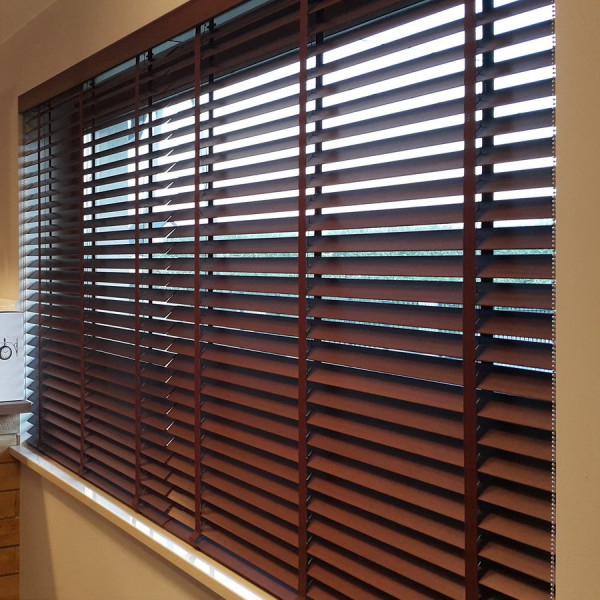 Żaluzja drewniana 50 mm rozm. 120x160 cm w kolorze brązowym