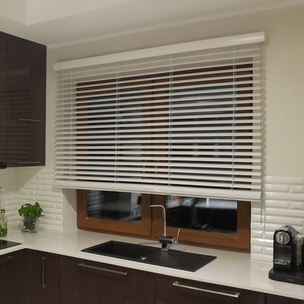 Żaluzja drewniana 50 mm rozm. 120x160 cm w kolorze białym z kolekcji "Modern"