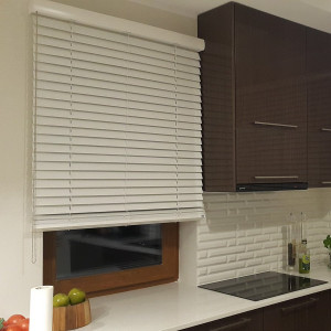 Żaluzja drewniana 50 mm rozm. 120x160 cm w kolorze białym z kolekcji "Modern" 2