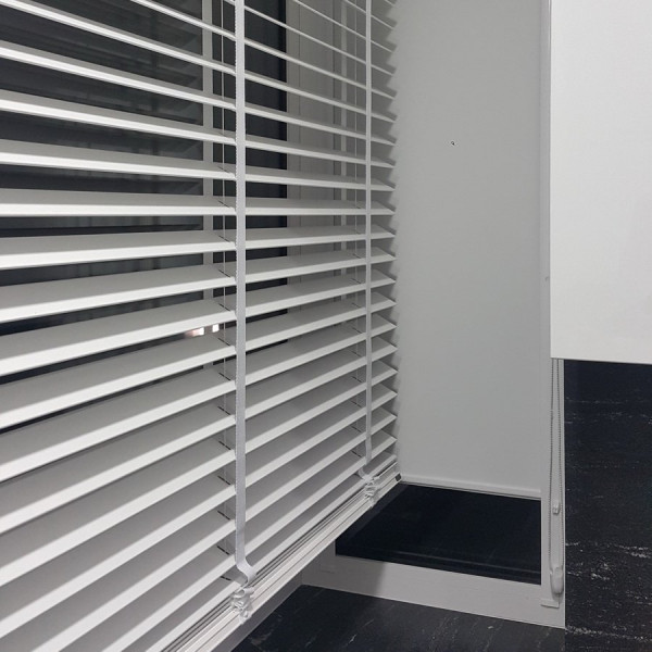 Żaluzja drewniana 50 mm rozm. 120x160 cm w kolorze białym z kolekcji "Modern"