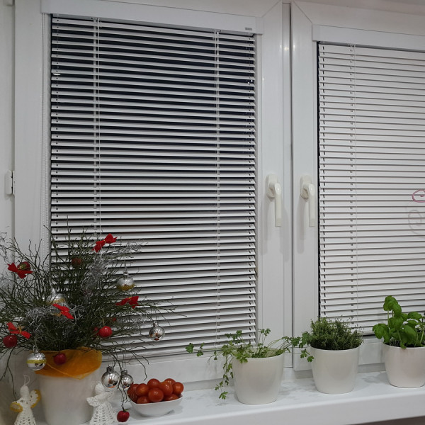 Żaluzja drewniana 25 mm biała w rozm. 60x120 cm z kolekcji "Modern"