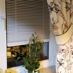 Żaluzja drewniana 25 mm biała w rozm. 60x120 cm z kolekcji "Modern" 2