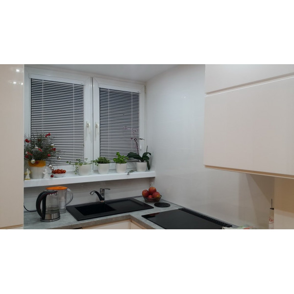 Żaluzja drewniana 25 mm biała w rozm. 60x120 cm z kolekcji "Modern"