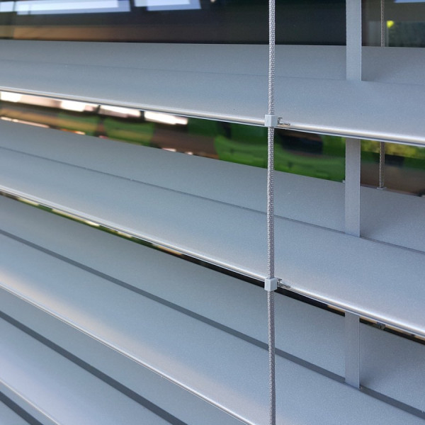 Żaluzja fasadowa Z90 z napędem elektrycznym pod zabudowę w elewacji