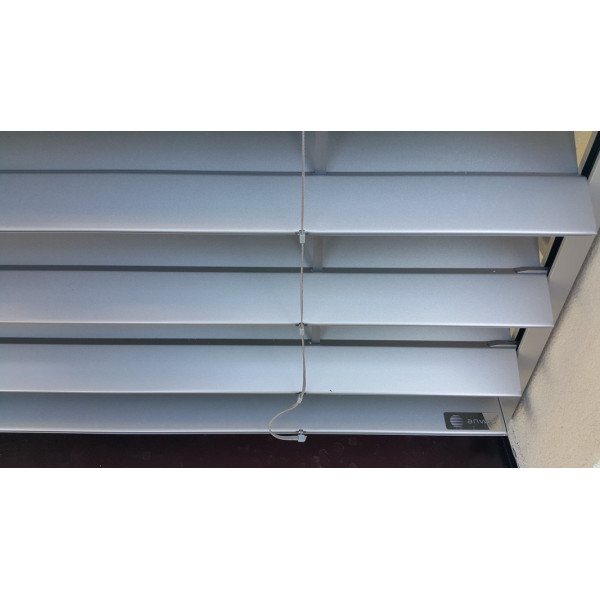 Żaluzja fasadowa Z90 z napędem elektrycznym pod zabudowę w elewacji