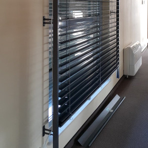 Żaluzja fasadowa 100x280 cm z napędem elektrycznym w systemie samonośnym 2