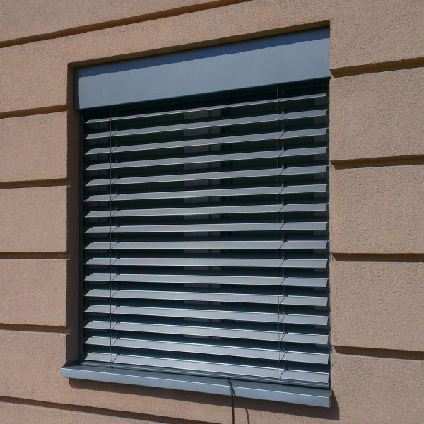 Żaluzja fasadowa Z90 z napędem elektrycznym Somfy z blendąaluminiową