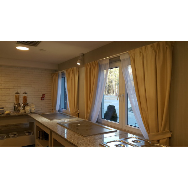 Zasłona zaciemniająca na fleksach z tkaniny Blackout