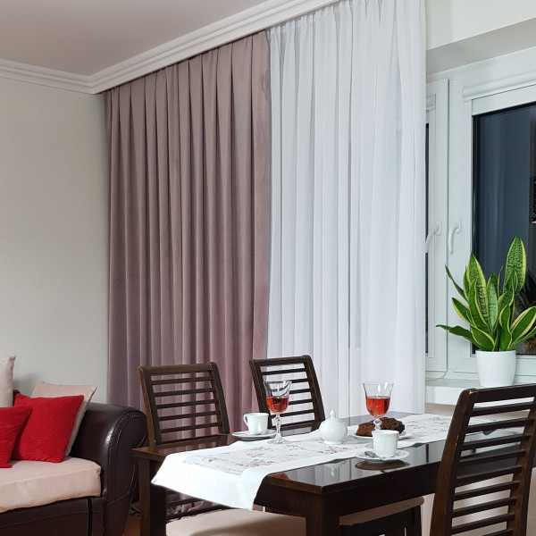 MAG 328 Gotowa zasłona zaciemniająca do salonu kol. wrzosowy szer. 140x240 cm