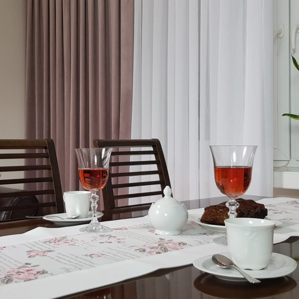 MAG 328 Gotowa zasłona zaciemniająca do salonu kol. wrzosowy szer. 140x240 cm