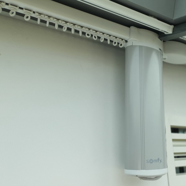 Nowoczesny karnisz elektryczny z napędem Somfy Glydea 230V