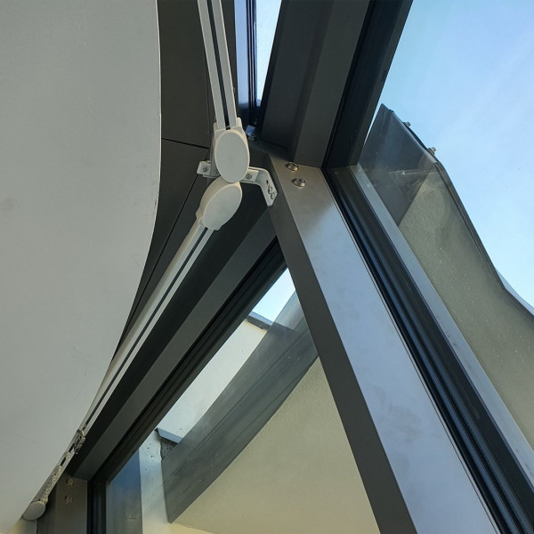 Nowoczesny karnisz elektryczny z napędem Somfy Glydea 230V