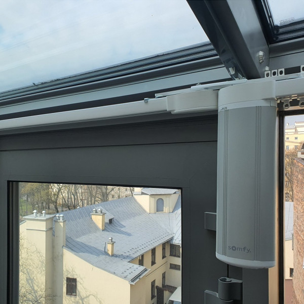 Nowoczesny karnisz elektryczny z napędem Somfy Glydea 230V