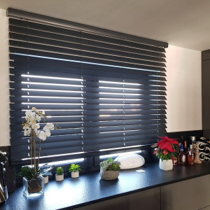 Żaluzja drewniana antracyt 70mm z napędem elektrycznym w rozm. 190x160 cm 2