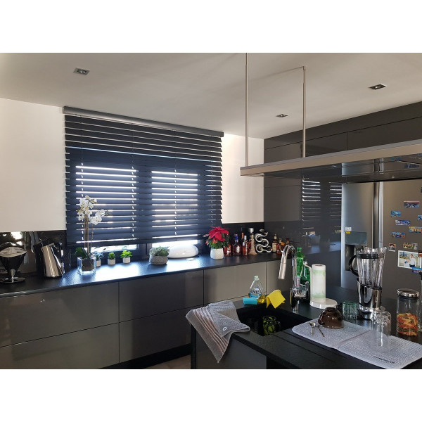 Żaluzja drewniana antracyt 70mm z napędem elektrycznym w rozm. 190x160 cm