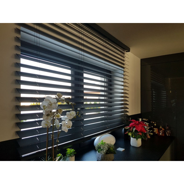 Żaluzja drewniana antracyt 70mm z napędem elektrycznym w rozm. 190x160 cm