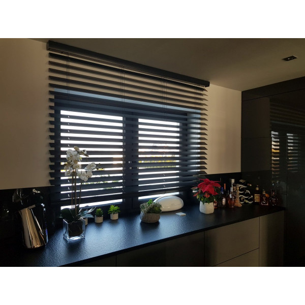 Żaluzja drewniana antracyt 70mm z napędem elektrycznym w rozm. 190x160 cm