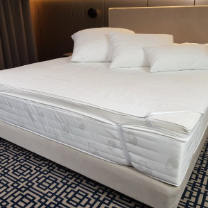 Ochraniacz na materac z gumkami w rozm. 90x200 cm 2