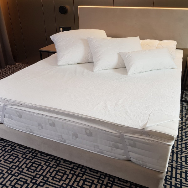 Ochraniacz na materac z gumkami w rozm. 140x200 cm