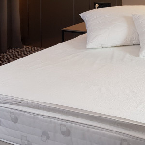 Ochraniacz na materac z gumkami w rozm. 220x200 cm 2