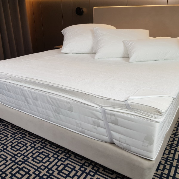 Ochraniacz na materac z gumkami w rozm. 160x200 cm za 10 szt.