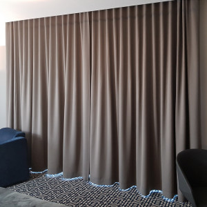 MAG 334 Zasłona hotelowa blackout na fali w rozm. 300x250 cm