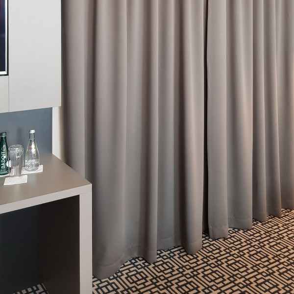 MAG 335 Zasłona hotelowa zaciemniająca na fali w rozm. 140x250 cm za 10 szt.