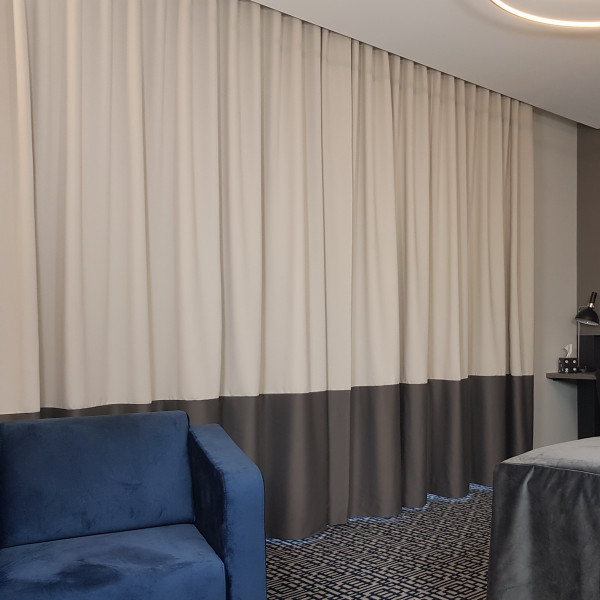 MAG 336 Zaciemniająca zasłona hotelowa blackout na fali w rozm. 145x250 cm