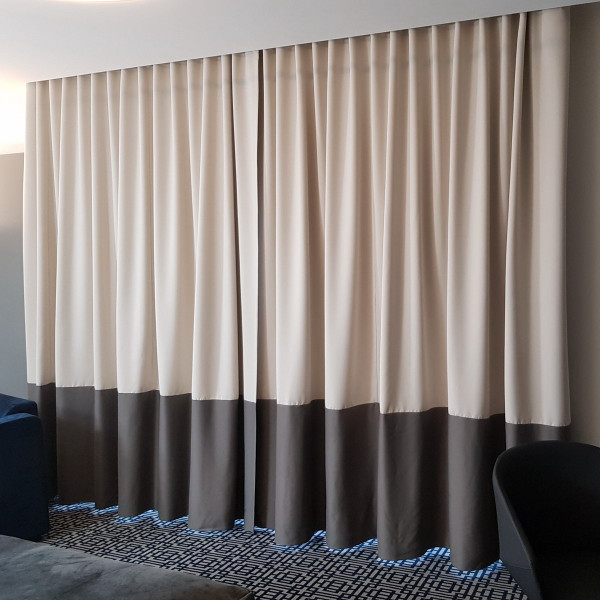 MAG 336 Zaciemniająca zasłona hotelowa blackout na fali w rozm. 145x250 cm