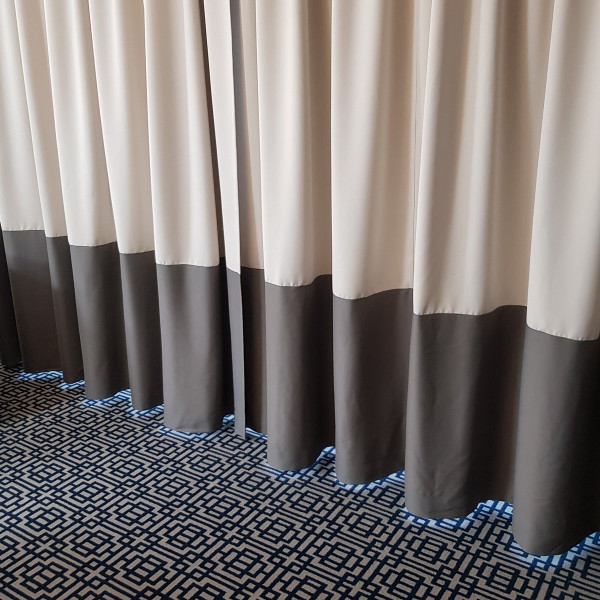 MAG 336 Zaciemniająca zasłona hotelowa blackout na fali w rozm. 145x250 cm