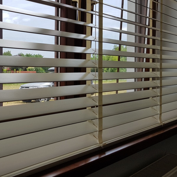 Żaluzja drewniana biała 50 mm w rozm. 200x200 cm MODERN