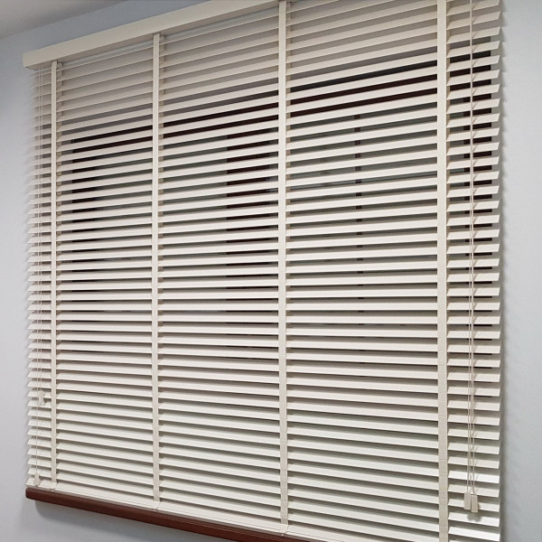Żaluzja drewniana biała 50 mm w rozm. 200x200 cm MODERN