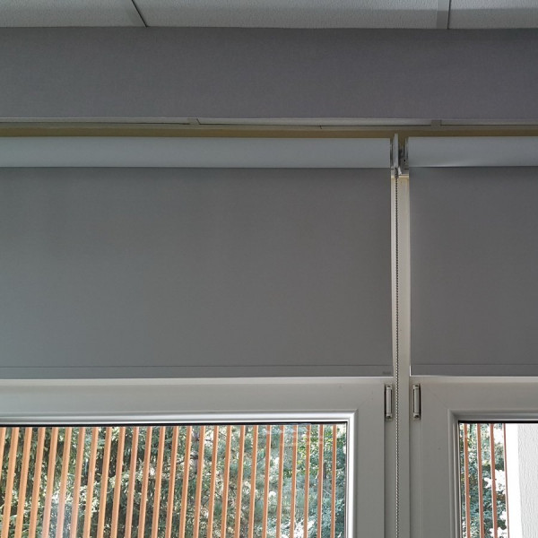 RM 40 Roleta zaciemniająca w rozm. 153 x 210 cm elektryczna