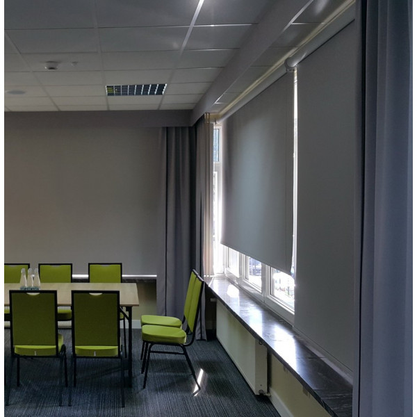 RM 40 Roleta zaciemniająca w rozm. 153 x 210 cm elektryczna