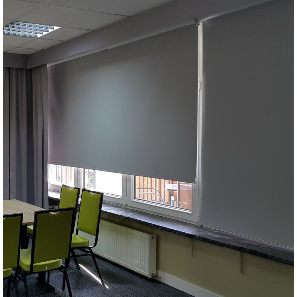 RM 40 Roleta zaciemniająca w rozm. 153 x 210 cm elektryczna