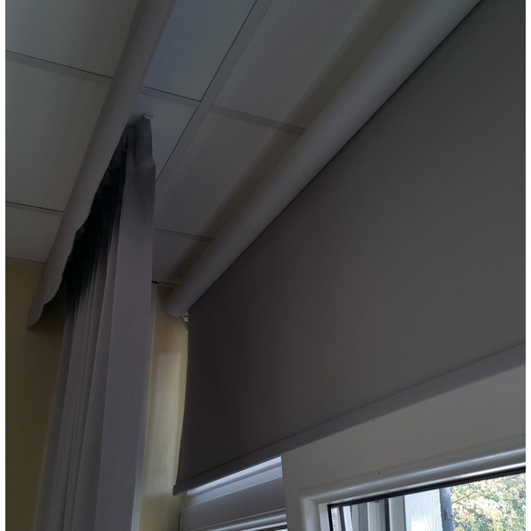 RM 40 Roleta zaciemniająca w rozm. 153 x 210 cm elektryczna