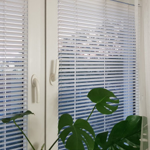 Żaluzja drewniana biała 25 mm do sypialni w rozm. 59x120 cm 2