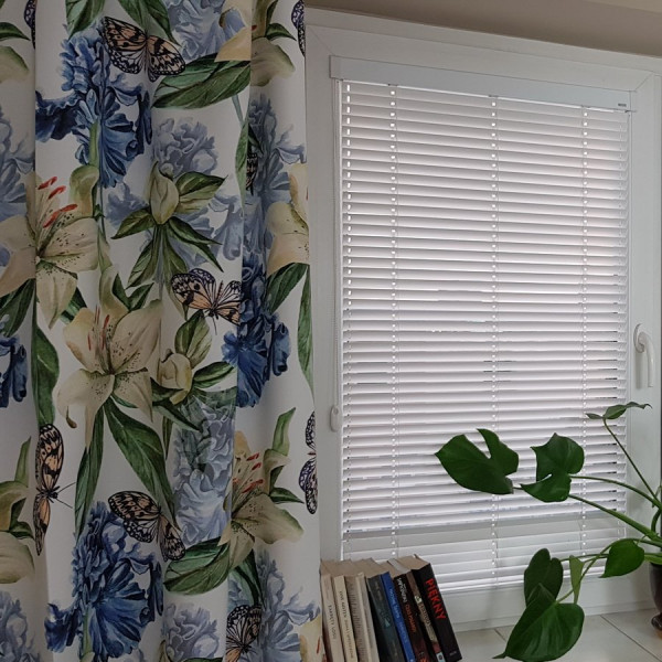 Żaluzja drewniana biała 25 mm do sypialni w rozm. 59x120 cm