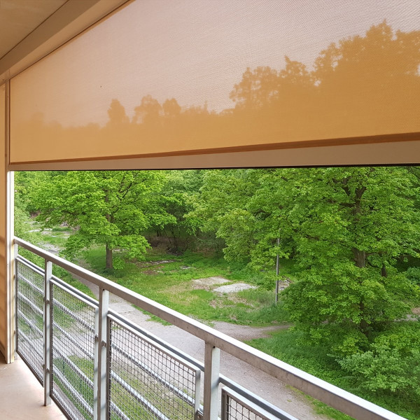 Roleta balkonowa Screen SK90 w kolorze kremowym z silnikiem elektrycznym w rozm. 460x260 cm