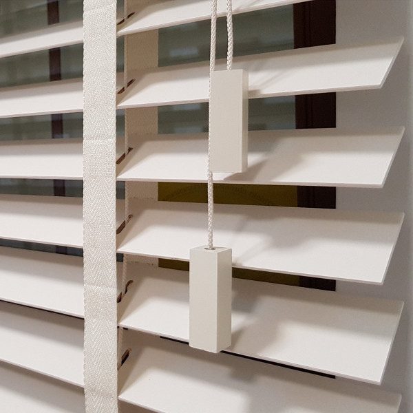 Żaluzja drewniana z drabinkątaśmową, biała 50 mm w rozm. 60x140 cm