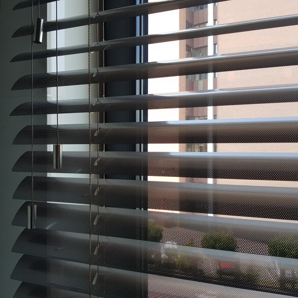 Żaluzja aluminiowa do łazienki, 50mm perforowana w rozm. 165x164 cm