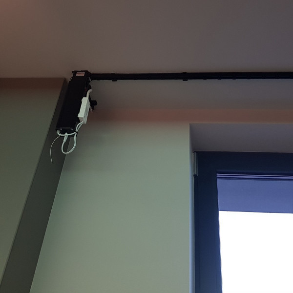 Karnisz z napędem elektrycznym SHUTTLE L, czarny 24V rozm. 250 cm