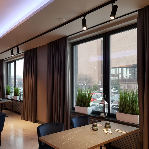 Karnisz z napędem elektrycznym SHUTTLE L, czarny 24V rozm. 250 cm