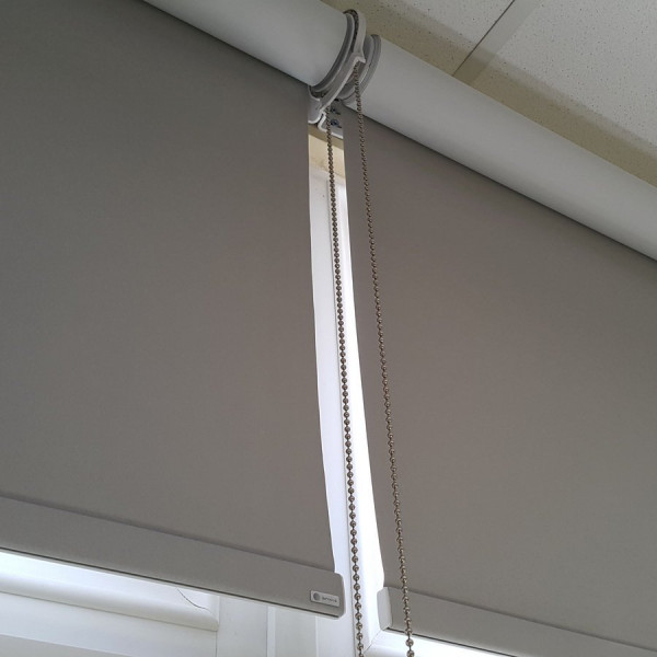 RM 40 Roleta elektryczna zaciemniająca w rozm. 165x160 cm