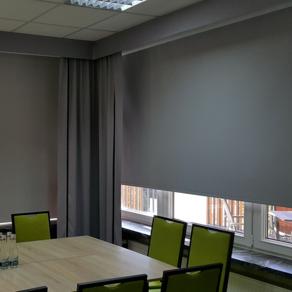RM 40 Roleta elektryczna zaciemniająca w rozm. 165x160 cm