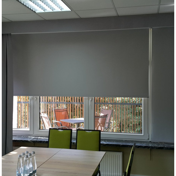 RM 40 Roleta elektryczna zaciemniająca w rozm. 165x160 cm