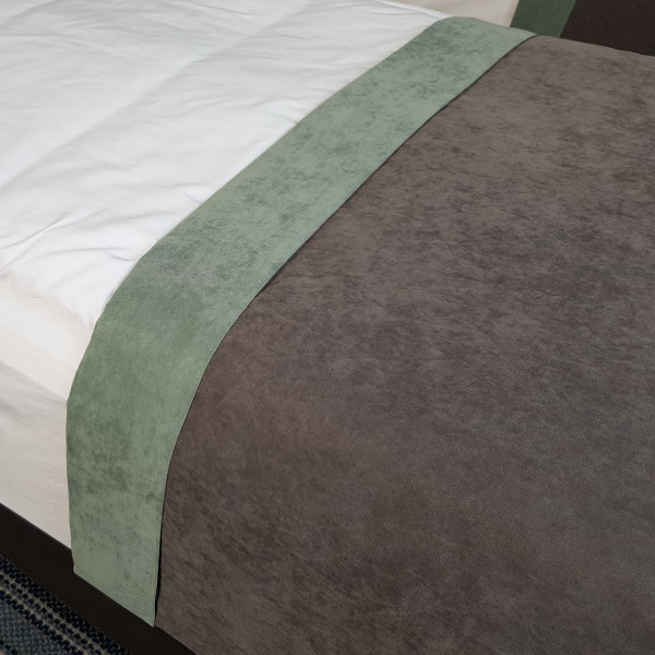 Narzutka na łóżko do pokoju PAS 323 w rozm. 80x140 cm za 30 szt.