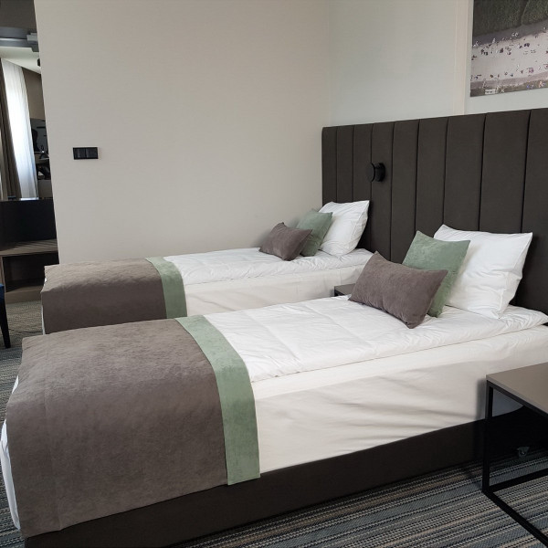 Narzutka na łóżko do pokoju PAS 323 w rozm. 80x140 cm za 30 szt.