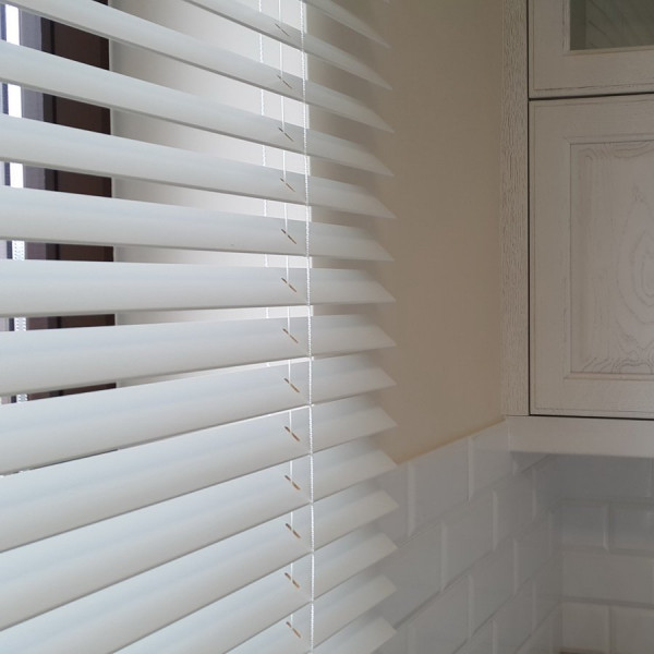 Żaluzje drewniane 50 mm monocommando na wymiar w kolorze AN_44_50 z kolekcji "Unique"